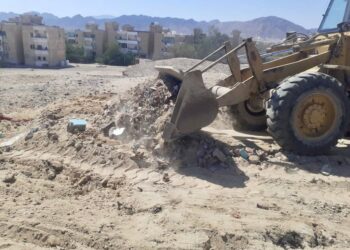رفع ٣٠ طن من الأتربة والمخلفات الصلبة في حملة للبيئة بسفاجا 25 - جريدة المساء