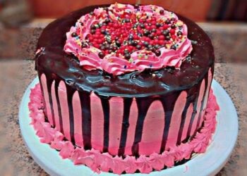 الشيف آمال وهبه تقدم طريقة عمل تورتة عيد الحب 34 - جريدة المساء