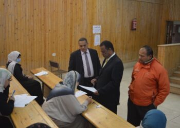 عميد كلية الحقوق بقنا يتفقد امتحانات الفصل الدراسى الأول فى يومها الأخير 19 - جريدة المساء