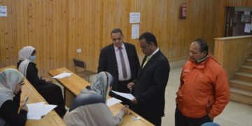 عميد كلية الحقوق بقنا يتفقد امتحانات الفصل الدراسى الأول فى يومها الأخير 2 - جريدة المساء عميد كلية الحقوق بقنا يتفقد امتحانات الفصل الدراسى الأول فى يومها الأخير 1 - جريدة المساء