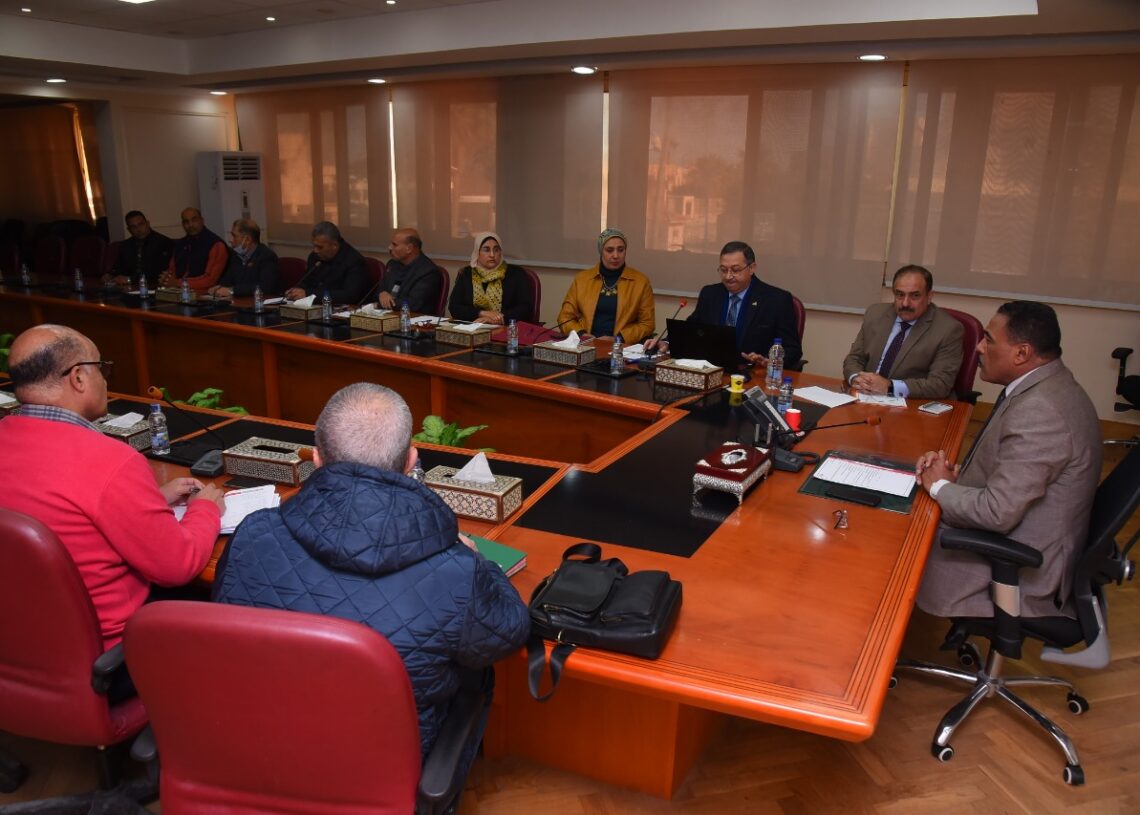 محافظ مطروح يناقش المشروعات التنموية مع رئيس جهاز تعمير الساحل الشمالي الغربي 19 - جريدة المساء