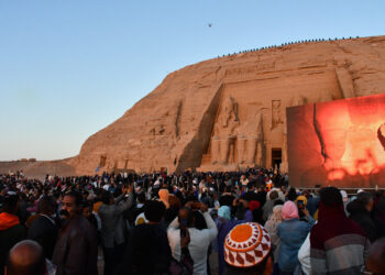 وسط أكثر من ٦ آلاف سائح ومصري.. وزراء السياحة والأثار والثقافة ومحافظ أسوان يشهدون ظاهرة تعامد الشمس على وجه الملك رمسيس الثانى 18 - جريدة المساء