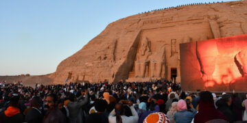وسط أكثر من ٦ آلاف سائح ومصري.. وزراء السياحة والأثار والثقافة ومحافظ أسوان يشهدون ظاهرة تعامد الشمس على وجه الملك رمسيس الثانى 2 - جريدة المساء وسط أكثر من ٦ آلاف سائح ومصري.. وزراء السياحة والأثار والثقافة ومحافظ أسوان يشهدون ظاهرة تعامد الشمس على وجه الملك رمسيس الثانى 1 - جريدة المساء