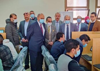 رئيس جامعة المنيا يتفقد الاختبارات الإلكترونية بكلية الطب البشرى 20 - جريدة المساء