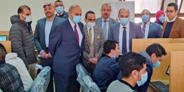 رئيس جامعة المنيا يتفقد الاختبارات الإلكترونية بكلية الطب البشرى 1 - جريدة المساء