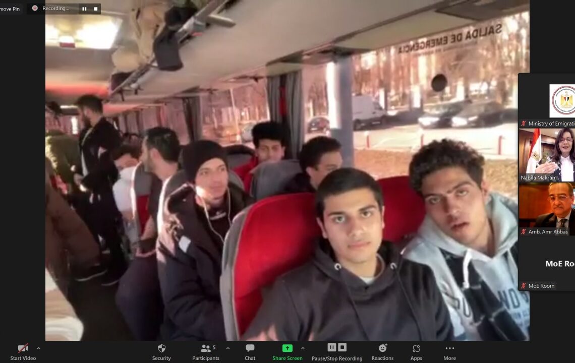 وزيرة الهجرة تتابع المغادرين المصريين من كييف بالأتوبيسات 20 - جريدة المساء وزيرة الهجرة تتابع المغادرين المصريين من كييف بالأتوبيسات 19 - جريدة المساء