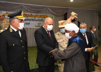 محافظ قنا ورئيس جامعة جنوب الوادى ومدير جمعية المحاربين القدماء يشهدون الإحتفال بيوم الشهيد 18 - جريدة المساء