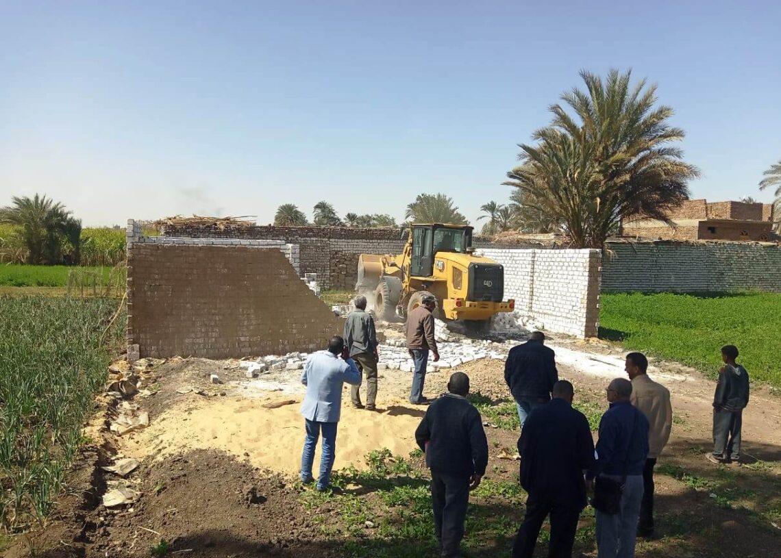 محافظ أسوان يتابع نتائج إزالة 30 حالة تعدى على الأراضى الزراعية وأملاك الدولة ومخالفات المباني 19 - جريدة المساء
