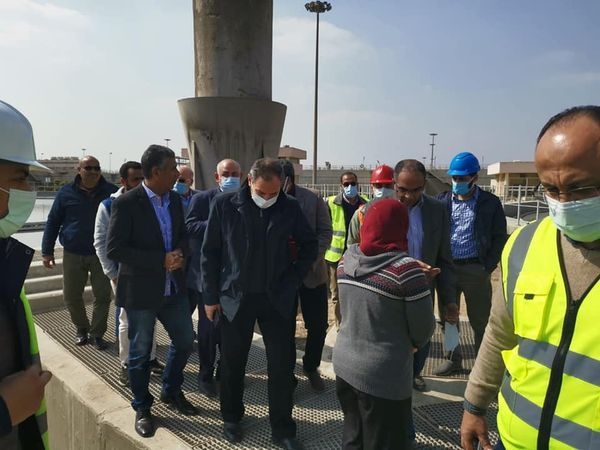 مسئولو المرافق بوزارة الإسكان يتفقدون محطة معالجة صرف صحي الجبل الأصفر 16 - جريدة المساء