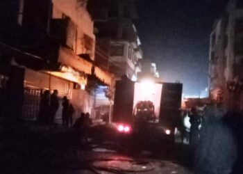 محافظ أسوان يتابع جهود إطفاء وإحتواء نشوب حريق بأسطح 5 عمارات سكنية و 6 أكشاك بكوم أمبو 25 - جريدة المساء