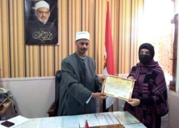 رئيس المنطقة الأزهرية بالإسكندرية يكرم الطالبة "سارة مسعود" لفوزها بمركز متقدم فى مسابقة القرآن الكريم 10 - جريدة المساء