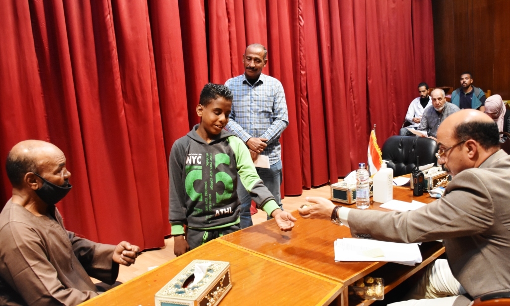 محافظ اسوان يستمع لطلبات 30 مواطنا في اللقاء الاسبوعي 19 - جريدة المساء محافظ اسوان يستمع لطلبات 30 مواطنا في اللقاء الاسبوعي 18 - جريدة المساء