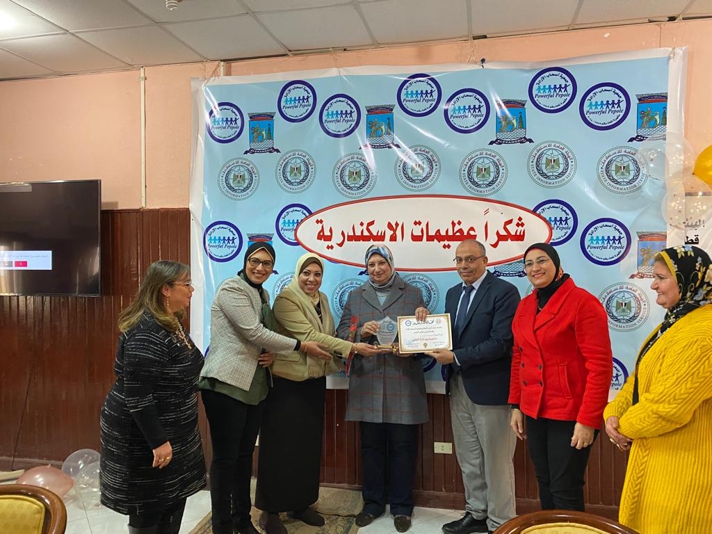 تكريم  رئيس حي غرب الاسكندرية باحتفاليه بيوم المراه العالمي