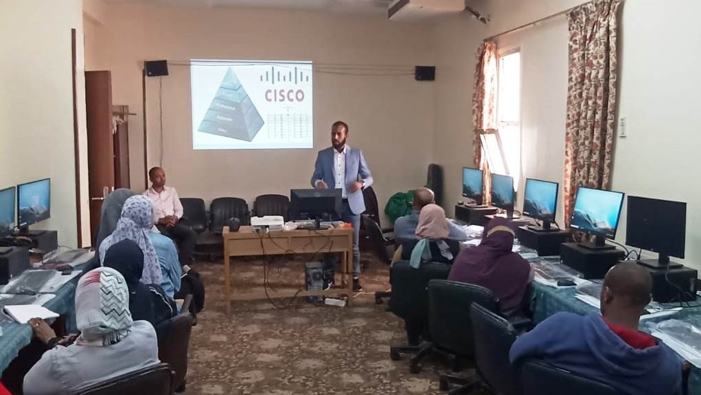 محافظ أسوان يكلف بتنظيم دورات تدريبية للعاملين لتقديم أفضل الخدمات للمواطنين وبالجودة المطلوبة 19 - جريدة المساء