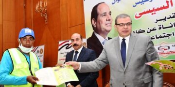 وزير القوى العاملة ومحافظ أسوان يسلما الوثائق التأمينية وكراتين المواد الغذائية للعمالة الغير منتظمة 2 - جريدة المساء وزير القوى العاملة ومحافظ أسوان يسلما الوثائق التأمينية وكراتين المواد الغذائية للعمالة الغير منتظمة 1 - جريدة المساء