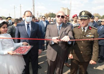 محافظ  بني سويف يضع أكليل الزهور على النصب التذكاري للشهداء بحديقة الشلال بمناسبة العيد القومي 16 - جريدة المساء