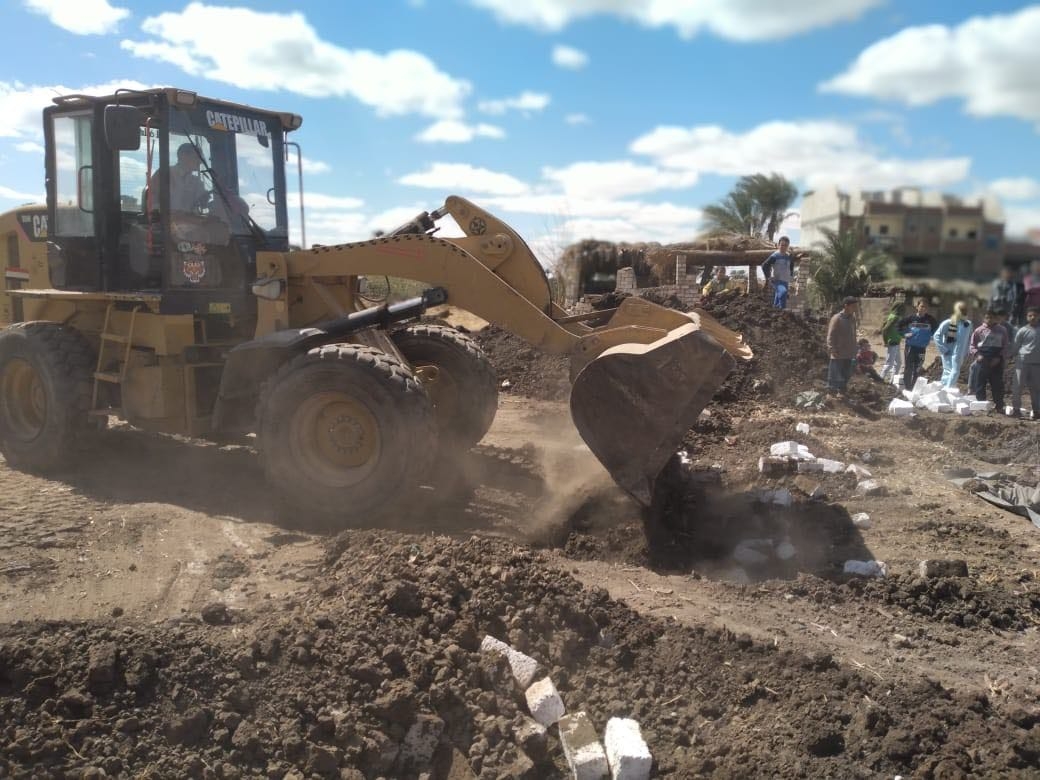 إزالة 5 حالات تعد على الأراضي الزراعية وأملاك الدولة بمركز بنى مزار بالمنيا 19 - جريدة المساء إزالة 5 حالات تعد على الأراضي الزراعية وأملاك الدولة بمركز بنى مزار بالمنيا 18 - جريدة المساء