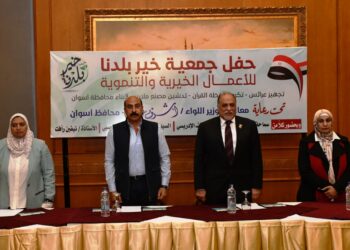 محافظ اسوان وعبد الهادى القصبى يوزعان أجهزة منزلية ومفروشات لـ 20 عروسة 16 - جريدة المساء