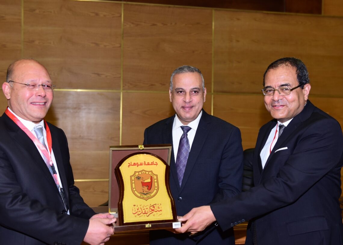 *محافظ سوهاج ورئيس الجامعة يفتتحان المؤتمر العلمي السابع "الدولي الثاني" لشباب الباحثين. 19 - جريدة المساء *محافظ سوهاج ورئيس الجامعة يفتتحان المؤتمر العلمي السابع "الدولي الثاني" لشباب الباحثين. 18 - جريدة المساء