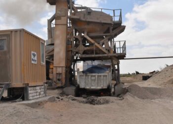 محافظ المنيا يتابع أعمال رصف عدد من الشوارع بمركز بني مزار وتشغيل معدات لوحدة الرصف كانت معطلة لسنوات طويلة 23 - جريدة المساء