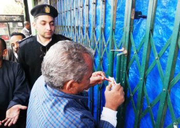 محافظ أسوان : تنفيذ قرارات غلق وتشميع عدد من المحلات لمدة أسبوع 23 - جريدة المساء