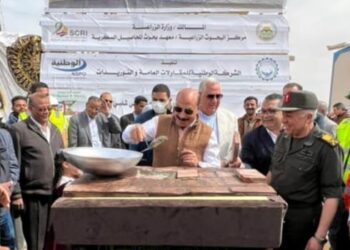 وزير الزراعة ومحافظ أسوان ورئيس الشركة الوطنية يضعون حجر الأساس لإنشاء محطة إنتاج شتلات قصب السكر بوادي الصعايدة 18 - جريدة المساء