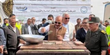 وزير الزراعة ومحافظ أسوان ورئيس الشركة الوطنية يضعون حجر الأساس لإنشاء محطة إنتاج شتلات قصب السكر بوادي الصعايدة 1 - جريدة المساء