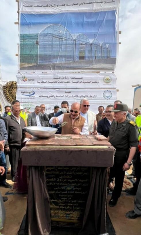 وزير الزراعة ومحافظ أسوان ورئيس الشركة الوطنية يضعون حجر الأساس لإنشاء محطة إنتاج شتلات قصب السكر بوادي الصعايدة 19 - جريدة المساء