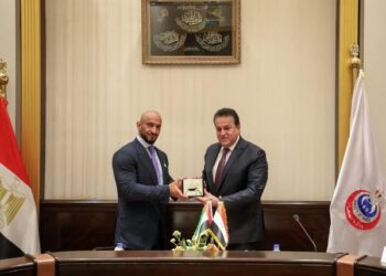 وزير التعليم العالي والقائم بأعمال وزير الصحة يستقبل رئيس دائرة الصحة في إمارة أبوظبي بدولة الإمارات 13 - جريدة المساء