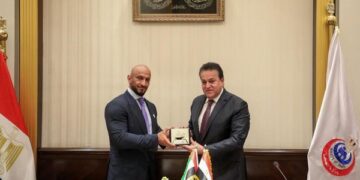 وزير التعليم العالي والقائم بأعمال وزير الصحة يستقبل رئيس دائرة الصحة في إمارة أبوظبي بدولة الإمارات 1 - جريدة المساء
