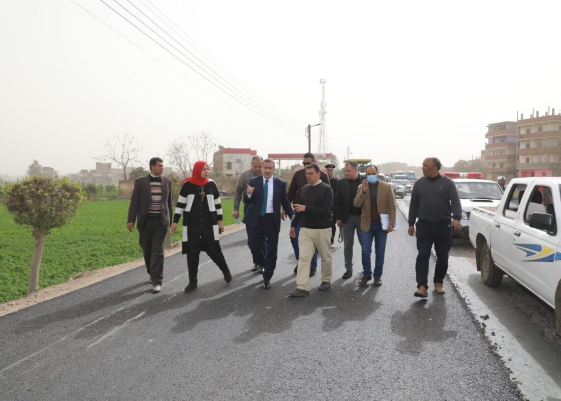 محافظ المنوفية فى جولة ميدانية: إقالة رئيس قرية مليج.. لتدني مستوى النظافة.. ويكلف وحدة التدخل السريع برفع التراكمات فوراً 19 - جريدة المساء