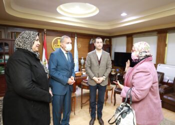 محافظ كفر الشيخ يكرم وكيل وزارة الصحة السابق 33 - جريدة المساء