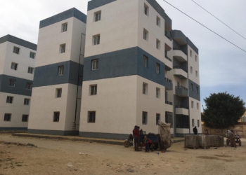 محافظ مطروح يتابع انشاء عمارتين بمنطقة حى الشروق بالكيلو 7 23 - جريدة المساء