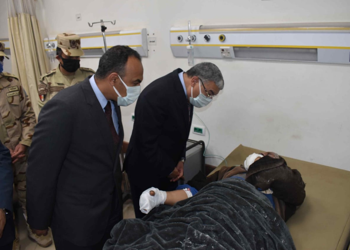 في حادث مصرع وإصابة ١١ عاملا بصومعة بني مزار .. المحافظ تابع تداعيات الانفجار وزار المصابين بمستشفي سملوط 18 - جريدة المساء