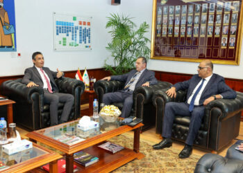 رئيس البريد يستقبل رئيس القابضة لمصر للطيران 27 - جريدة المساء