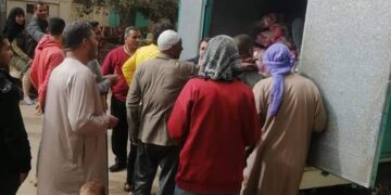 سيارات محملة بأ طنان السلع الغذائية والبيع بأسعار مخفضة ببنى مزار 1 - جريدة المساء