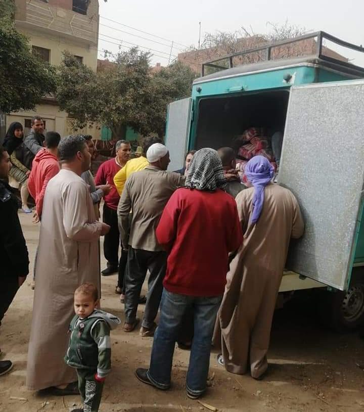 سيارات محملة بأ طنان السلع الغذائية والبيع بأسعار مخفضة ببنى مزار 19 - جريدة المساء