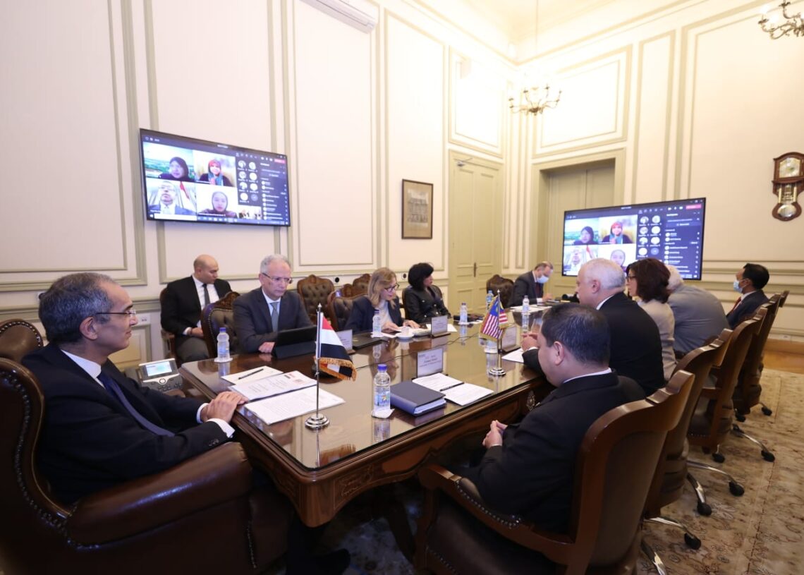 وزير الاتصالات يشهد توقيع اتفاق تعاون لمنح الماجستير فى تحليل الأعمال 18 - جريدة المساء وزير الاتصالات يشهد توقيع اتفاق تعاون لمنح الماجستير فى تحليل الأعمال 17 - جريدة المساء