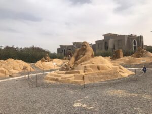 جامعة جنوب الوادى تنظم رحلة إلى "متحف الرمال" بالغردقة فى أولى أنشطة الأسبوع البيئى 37 - جريدة المساء