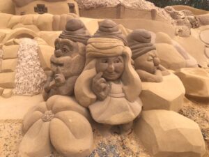 جامعة جنوب الوادى تنظم رحلة إلى "متحف الرمال" بالغردقة فى أولى أنشطة الأسبوع البيئى 25 - جريدة المساء