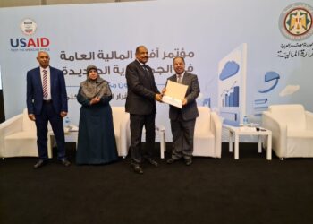 د. معيط يكرم المشاركين فى إعداد مشروع قانون المالية العامة الموحد 17 - جريدة المساء