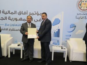 د. معيط يكرم المشاركين فى إعداد مشروع قانون المالية العامة الموحد 21 - جريدة المساء