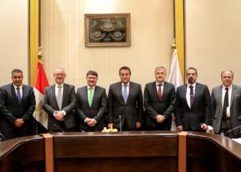 "عبد الغفار" ومدير شركة "سيمنز": دعم القطاع الصحي فى مصر بأحدث تقنيات الأجهزة والتكنولوجيا الطبية 16 - جريدة المساء