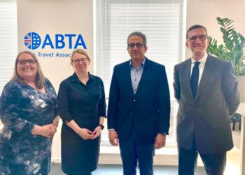 السياحة الخضراء والسلامة الصحية وسرعة الانترنت بالفنادق..سلاح العنانى فى رحلته الترويجية لبريطانيا وألمانيا 31 - جريدة المساء