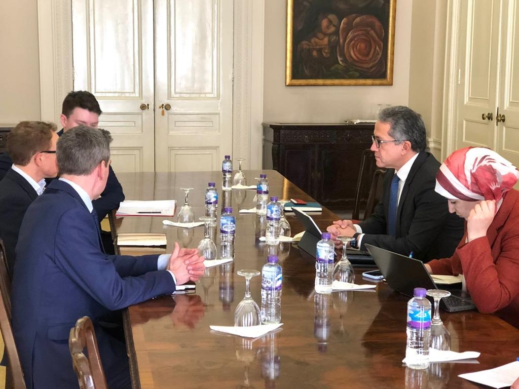 العنانى يلتقي مع رؤساء عدد من كبرى منظمي الرحلات وشركات الطيران البريطانية المتعاملة مع المقصد السياحى المصرى 18 - جريدة المساء