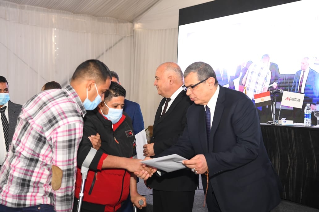 وزير القوى العاملة ومحافظ قنا يسلمان عدد من وثائق التأمين وعقود العمل للمستحقين من ذوى الهمم 18 - جريدة المساء