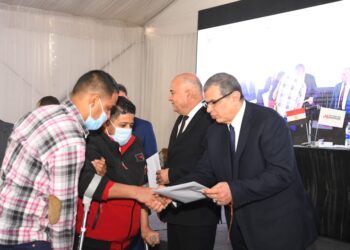 وزير القوى العاملة ومحافظ قنا يسلمان عدد من وثائق التأمين وعقود العمل للمستحقين من ذوى الهمم 22 - جريدة المساء