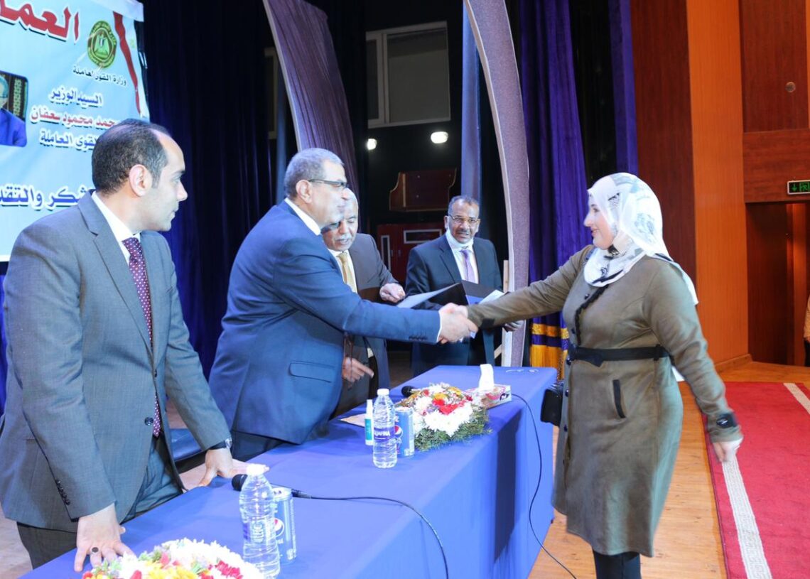 محافظ المنوفية ووزير القوي العاملة يشهدان حفل تسليم 3825 وثيقة تأمين تكافل للعمالة غير المنتظمة .. و 43 عقد عمل لذوى الهمم 19 - جريدة المساء