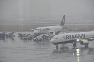 فيديو.. استقبال حافل وسعادة غامرة من المصريين بعد عودة طائرة "ايركايرو" وعلى متنها الطلاب المتواجدين فى رومانيا 22 - جريدة المساء فيديو.. استقبال حافل وسعادة غامرة من المصريين بعد عودة طائرة "ايركايرو" وعلى متنها الطلاب المتواجدين فى رومانيا 21 - جريدة المساء