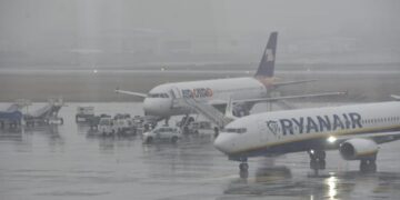 فيديو.. استقبال حافل وسعادة غامرة من المصريين بعد عودة طائرة "ايركايرو" وعلى متنها الطلاب المتواجدين فى رومانيا 2 - جريدة المساء فيديو.. استقبال حافل وسعادة غامرة من المصريين بعد عودة طائرة "ايركايرو" وعلى متنها الطلاب المتواجدين فى رومانيا 1 - جريدة المساء